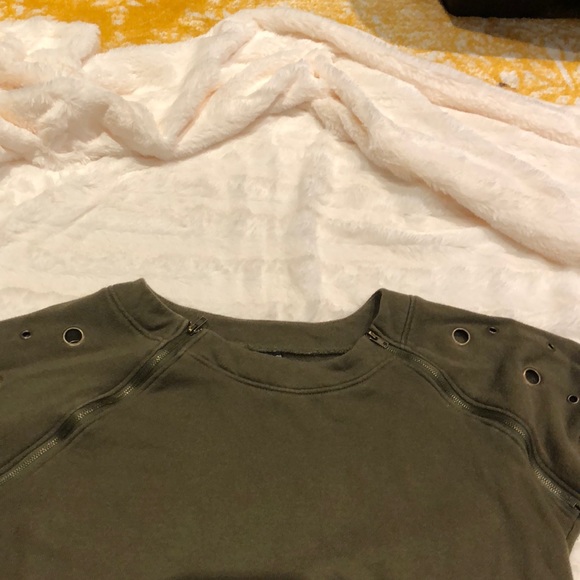 Cute Zipper w/Circle Holes Style Venus Sweat Shirt - Picture 3 of 3
